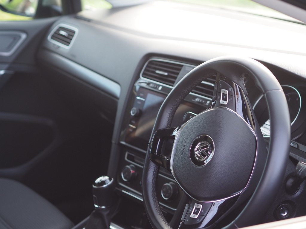Dashboard, steering wheel and gear stick of a tuition car